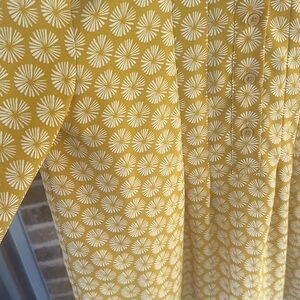 Banana Republic Women’s Top 🌼